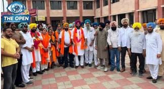 ਸ੍ਰੀ ਚਮਕੌਰ ਸਾਹਿਬ ਨਗਰ ਕੌਂਸਲ ਚੋਣਾਂ ਵਿੱਚ ਸ਼ਾਨਦਾਰ ਜਿੱਤ ਹਾਸਲ ਕਰਨ ਤੋਂ ਬਾਅਦ ਹਲਕਾ ਵਿਧਾਇਕ ਦੀ ਹਾਜ਼ਰੀ ਵਿੱਚ ਨਵੇਂ ਚੁਣੇ ਗਏ ਪ੍ਰਧਾਨ ਅਤੇ ਹੋਰ ਅਹੁਦੇਦਾਰਾਂ ਦਾ ਮੂੰਹ ਮਿੱਠਾ ਕਰਵਾ ਕੇ ਖ਼ੁਸ਼ੀ ਮਨਾਉਂਦੇ ਹੋਏ ਸਮਰਥਕ।