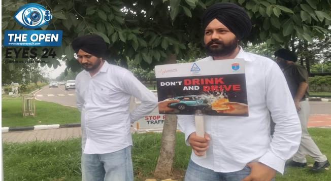 ਨਾਕੇ ’ਤੇ ਹੰਗਾਮਾ ਕਰਨ ਵਾਲੇ ਨੌਜਵਾਨਾਂ ਨੂੰ ਅਦਾਲਤ ਵੱਲੋਂ ਅਨੋਖੀ ਸਜ਼ਾ, ਹੱਥਾਂ ਵਿੱਚ ਤਖ਼ਤੀਆਂ ਫੜ ਕੇ ਚੌਰਾਹੇ ’ਤੇ ਲੋਕਾਂ ਨੂੰ ਕਰ ਰਹੇ ਹਨ ਜਾਗਰੂਕ
