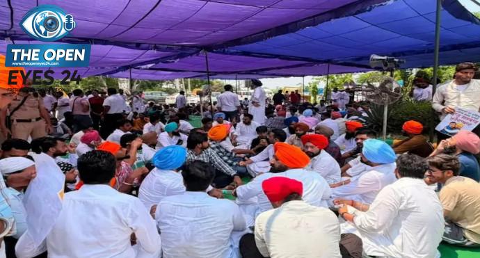  ਬਾਬਾ ਫ਼ਰੀਦ ਯੂਨੀਵਰਸਿਟੀ ਦੇ ਬਾਹਰ ਪ੍ਰੀਖਿਆ ਵਿਵਾਦ ਨੂੰ ਲੈ ਕੇ ਸੂਬਾ ਸਰਕਾਰ ਖ਼ਿਲਾਫ਼ ਰੋਸ ਧਰਨਾ ਦਿੰਦੇ ਹੋਏ ਯੂਥ ਅਕਾਲੀ ਦਲ ਅਤੇ ਸਟੂਡੈਂਟਸ ਆਰਗੇਨਾਈਜ਼ੇਸ਼ਨ ਆਫ਼ ਇੰਡੀਆ ਦੇ ਆਗੂ।