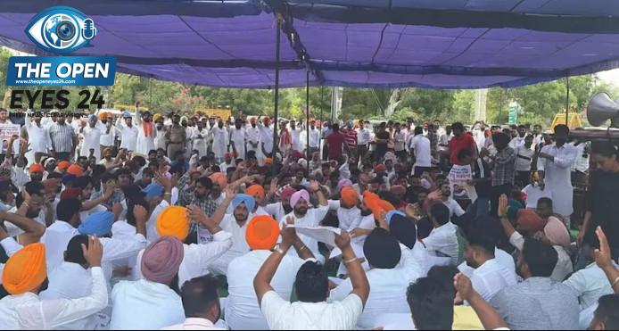  ਬਾਬਾ ਫ਼ਰੀਦ ਯੂਨੀਵਰਸਿਟੀ ਦੇ ਬਾਹਰ ਪ੍ਰੀਖਿਆ ਵਿਵਾਦ ਨੂੰ ਲੈ ਕੇ ਸੂਬਾ ਸਰਕਾਰ ਖ਼ਿਲਾਫ਼ ਰੋਸ ਧਰਨਾ ਦਿੰਦੇ ਹੋਏ ਯੂਥ ਅਕਾਲੀ ਦਲ ਅਤੇ ਸਟੂਡੈਂਟਸ ਆਰਗੇਨਾਈਜ਼ੇਸ਼ਨ ਆਫ਼ ਇੰਡੀਆ ਦੇ ਆਗੂ।