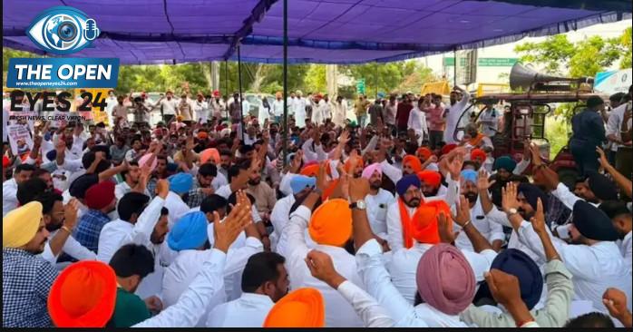 ਬਾਬਾ ਫ਼ਰੀਦ ਯੂਨੀਵਰਸਿਟੀ ਦੇ ਬਾਹਰ ਪ੍ਰੀਖਿਆ ਵਿਵਾਦ ਨੂੰ ਲੈ ਕੇ ਸੂਬਾ ਸਰਕਾਰ ਖ਼ਿਲਾਫ਼ ਰੋਸ ਧਰਨਾ ਦਿੰਦੇ ਹੋਏ ਯੂਥ ਅਕਾਲੀ ਦਲ ਅਤੇ ਸਟੂਡੈਂਟਸ ਆਰਗੇਨਾਈਜ਼ੇਸ਼ਨ ਆਫ਼ ਇੰਡੀਆ ਦੇ ਆਗੂ।