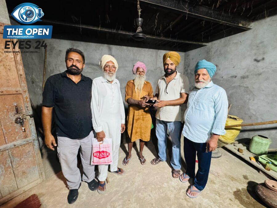 ਪਿੰਡ ਹੰਡਿਆਇਆ ਵਿਖੇ ਇਮਾਨਦਾਰੀ ਦੀ ਮਿਸਾਲ ਪੇਸ਼ ਕਰਨ ਵਾਲੇ ਕਰਨੈਲ ਸਿੰਘ, ਕੁਲਵਿੰਦਰ ਸਿੰਘ ਨੂੰ ਉਨ੍ਹਾਂ ਦਾ ਗੁਆਚਿਆ ਹੋਇਆ ਕੀਮਤੀ ਮੋਬਾਇਲ ਫੋਨ ਵਾਪਸ ਸੌਂਪਦੇ ਹੋਏ, ਨਾਲ ਮੌਜੂਦ ਹਨ ਹੋਰ ਪਤਵੰਤੇ ਸੱਜਣ।