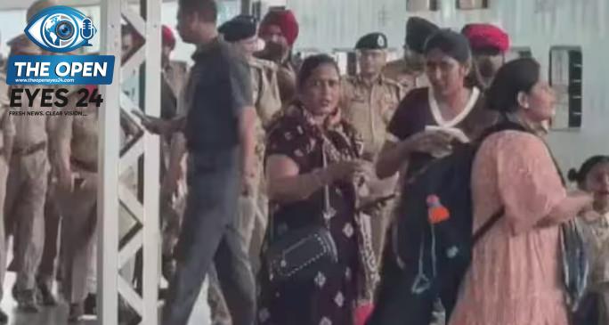 ਜਲੰਧਰ ਛਾਉਣੀ ਰੇਲਵੇ ਸਟੇਸ਼ਨ ਵਿਖੇ ਸੁਰੱਖਿਆ ਪ੍ਰਬੰਧਾਂ ਦਾ ਨਿਰੀਖਣ ਕਰਦੇ ਹੋਏ ਡੀਜੀਪੀ ਗੌਰਵ ਯਾਦਵ, ਪੁਲਿਸ ਕਮਿਸ਼ਨਰ ਸਤਿੰਦਰ ਸਿੰਘ ਅਤੇ ਹੋਰ ਉੱਚ ਅਧਿਕਾਰੀ।