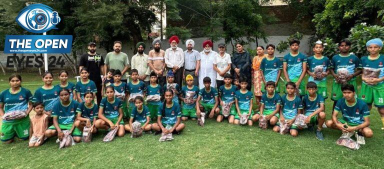  ਰਣਯੋਧੇ ਫਾਊਂਡੇਸ਼ਨ ਦੇ ਪ੍ਰਧਾਨ ਕੈਪਟਨ ਗੁਰਜਿੰਦਰ ਸਿੰਘ ਸਿੱਧੂ ਸਹਿਯੋਗੀ ਡਾਕਟਰ ਜਸਵੀਰ ਸਿੰਘ ਪਦਮ ਕੋਚ ਪਿਆਰਾ ਲਾਲ ਅਤੇ ਹੋਰ ਮੈਂਬਰ