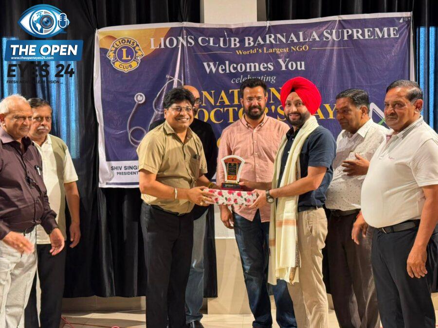 ਬਰਨਾਲਾ ਦੇ ਟੰਡਨ ਅੰਤਰਰਾਸ਼ਟਰੀ ਸਕੂਲ ਵਿਖੇ ਆਯੋਜਿਤ ਸਮਾਰੋਹ ਦੌਰਾਨ ਵੈਦਿਕ ਦਿਵਸ ਅਤੇ ਸਨਦੀ ਲੇਖਾਕਾਰ ਦਿਵਸ ਦੇ ਮੌਕੇ 'ਤੇ ਇਲਾਕੇ ਦੀਆਂ ਨਾਮਵਰ ਸ਼ਖਸੀਅਤਾਂ ਨੂੰ ਸਨਮਾਨਿਤ ਕਰਦੇ ਹੋਏ ਲਾਇਨਜ਼ ਕਲੱਬ ਦੇ ਅਹੁਦੇਦਾਰ ਅਤੇ ਮੁੱਖ ਮਹਿਮਾਨ।