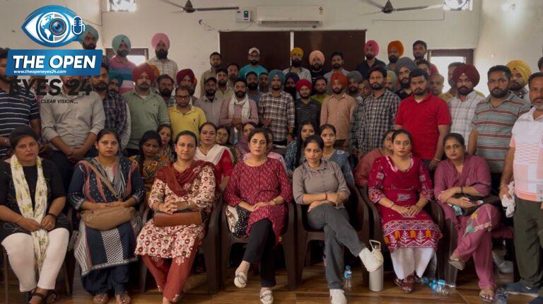  ਬਰਨਾਲਾ ਵਿਖੇ ਠੇਕਾ ਮੁਲਾਜ਼ਮਾਂ ਦੀਆਂ ਮੰਗਾਂ ਨੂੰ ਲੈ ਕੇ ਸਰਕਾਰ ਵਿਰੁੱਧ ਰੋਸ ਰੈਲੀ ਕਰਨ ਦੀ ਰਣਨੀਤੀ ਉਲੀਕਦੇ ਹੋਏ ਪਾਵਰਕਾਮ ਐਂਡ ਟਰਾਂਸਕੋ ਠੇਕਾ ਮੁਲਾਜ਼ਮ ਯੂਨੀਅਨ ਦੇ ਸੂਬਾਈ ਆਗੂ।