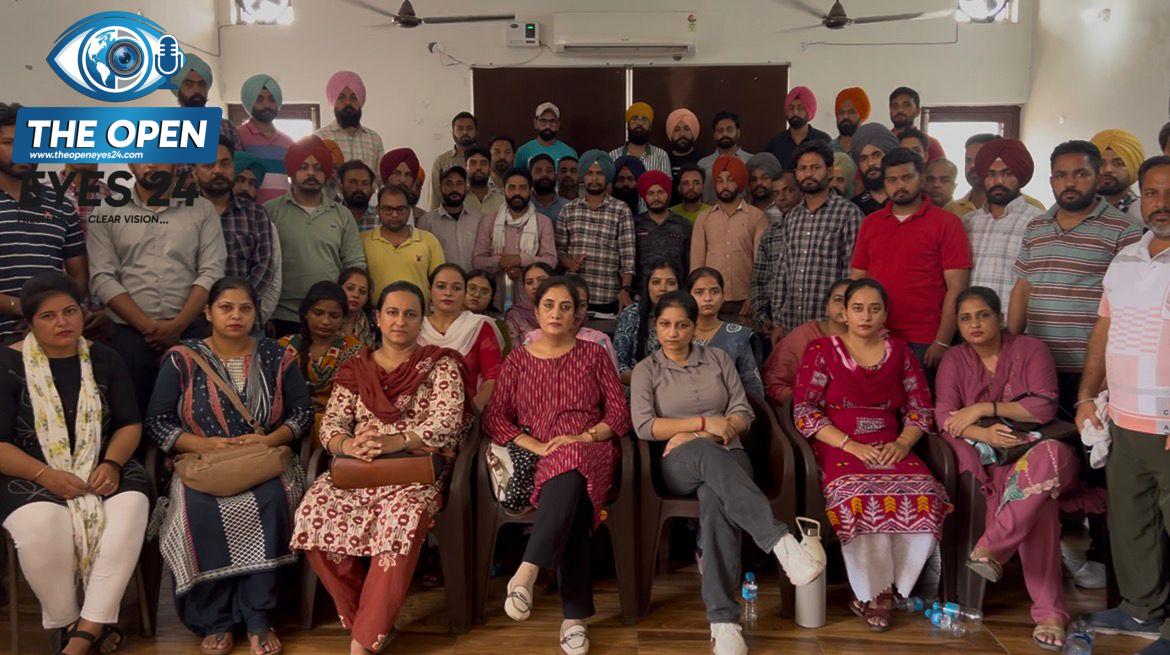 ਬਰਨਾਲਾ ਵਿਖੇ ਠੇਕਾ ਮੁਲਾਜ਼ਮਾਂ ਦੀਆਂ ਮੰਗਾਂ ਨੂੰ ਲੈ ਕੇ ਸਰਕਾਰ ਵਿਰੁੱਧ ਰੋਸ ਰੈਲੀ ਕਰਨ ਦੀ ਰਣਨੀਤੀ ਉਲੀਕਦੇ ਹੋਏ ਪਾਵਰਕਾਮ ਐਂਡ ਟਰਾਂਸਕੋ ਠੇਕਾ ਮੁਲਾਜ਼ਮ ਯੂਨੀਅਨ ਦੇ ਸੂਬਾਈ ਆਗੂ।
