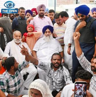 ਬਰਨਾਲਾ ਹਸਪਤਾਲ ਵਿੱਚ ਪੁਲਿਸ ਲਾਠੀਚਾਰਜ ਦੌਰਾਨ ਜ਼ਖਮੀ ਹੋਏ ਸਫ਼ਾਈ ਕਰਮਚਾਰੀਆਂ ਦਾ ਹਾਲ-ਚਾਲ ਪੁੱਛਦੇ ਅਤੇ ਧਰਨੇ ਵਿੱਚ ਸ਼ਾਮਲ ਹੋ ਕੇ ਆਮ ਆਦਮੀ ਪਾਰਟੀ ਸਰਕਾਰ ਵਿਰੁੱਧ ਗਰਜਦੇ ਸ਼੍ਰੋਮਣੀ ਅਕਾਲੀ ਦਲ ਦੇ ਆਗੂ।