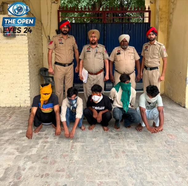 ਹਮਲੇ ਵਿੱਚ ਜ਼ਖਮੀ ਹੋਏ ਹੈੱਡ ਕਾਂਸਟੇਬਲ ਸੂਬਾ ਸਿੰਘ ਮੋਗਾ ਦੇ ਸਿਵਲ ਹਸਪਤਾਲ ਵਿੱਚ ਇਲਾਜ ਅਧੀਨ ਅਤੇ ਮਾਮਲੇ ਦੀ ਜਾਂਚ ਕਰਦੇ ਪੁਲਿਸ ਅਧਿਕਾਰੀ।