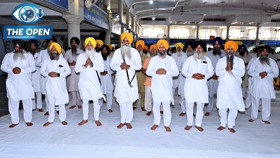 ਗੁਰਦੁਆਰਾ ਸ੍ਰੀ ਮੰਜੀ ਸਾਹਿਬ ਦੀਵਾਨ ਹਾਲ ਵਿਖੇ ਕਰਵਾਏ ਗਏ ਸਮਾਗਮ ਦੌਰਾਨ ਸੰਗਤਾਂ ਨੂੰ ਸੰਬੋਧਨ ਕਰਦੇ ਹੋਏ ਸਿੰਘ ਸਾਹਿਬ ਗਿਆਨੀ ਰਾਜਦੀਪ ਸਿੰਘ ਅਤੇ ਹਾਜ਼ਰ ਸ਼੍ਰੋਮਣੀ ਕਮੇਟੀ ਦੇ ਅਧਿਕਾਰੀ।