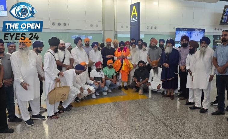 ਹਾਂਗ ਕਾਂਗ ਪੁੱਜਣ ’ਤੇ ਸ੍ਰੀ ਅਕਾਲ ਤਖ਼ਤ ਸਾਹਿਬ ਦੇ ਜਥੇਦਾਰ ਸਿੰਘ ਸਾਹਿਬ ਗਿਆਨੀ ਕੁਲਦੀਪ ਸਿੰਘ ਗੜਗੱਜ ਦਾ ਸਿਰੋਪਾਓ ਅਤੇ ਫੁੱਲਾਂ ਦੇ ਹਾਰ ਪਾ ਕੇ ਭਰਵਾਂ ਸਵਾਗਤ ਕਰਦੇ ਹੋਏ ਗੁਰਦੁਆਰਾ ਪ੍ਰਬੰਧਕ ਅਤੇ ਸਥਾਨਕ ਸਿੱਖ ਸੰਗਤ।
