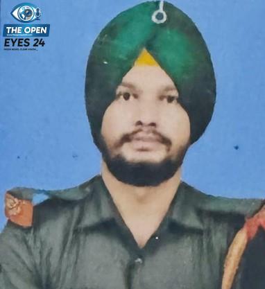 ਪਿੰਡ ਗੱਗੜਾ ਵਿਖੇ ਸ਼ਹੀਦ ਫੌਜੀ ਜਵਾਨ ਨਾਇਕ ਟੀ.ਐਸ. ਸਿਕੰਦਰ ਸਿੰਘ ਦੀ ਮ੍ਰਿਤਕ ਦੇਹ ਕੋਲ ਬੈਠੀ ਰੋ ਰਹੀ ਪਤਨੀ ਰਮਨਜੀਤ ਕੌਰ ਅਤੇ ਨਾਲ ਖੜ੍ਹੇ ਪਰਿਵਾਰਕ ਮੈਂਬਰ ਅਤੇ ਅੰਤਿਮ ਸੰਸਕਾਰ ਮੌਕੇ ਸਲਾਮੀ ਦਿੰਦੀ ਭਾਰਤੀ ਸੈਨਾ ਦੀ ਟੁਕੜੀ।