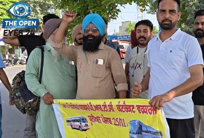  ਹੜਤਾਲ ਦੌਰਾਨ ਬੱਸ ਅੱਡੇ 'ਤੇ ਖੜ੍ਹੀਆਂ ਪੀਆਰਟੀਸੀ ਦੀਆਂ ਬੱਸਾਂ ਅਤੇ ਪਰੇਸ਼ਾਨ ਹੁੰਦੇ ਯਾਤਰੀ।