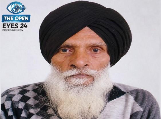 ਜਗਰਾਓਂ ਦੇ ਪਿੰਡ ਪੱਬੀਆਂ ਵਿੱਚ ਆਵਾਰਾ ਕੁੱਤਿਆਂ ਦੇ ਹਮਲੇ ਦੌਰਾਨ ਮਾਰੇ ਗਏ ਸਾਬਕਾ ਸਰਪੰਚ ਜਗਦੀਸ਼ ਸਿੰਘ ਦੀ ਫੋਟੋ ਅਤੇ ਪਿੰਡ ਵਿੱਚ ਇਕੱਠੇ ਹੋਏ ਸੋਗਗ੍ਰਸਤ ਲੋਕ।