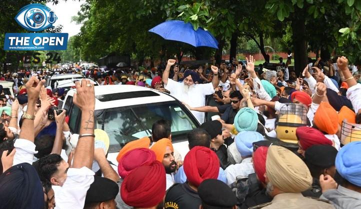 ਬਹਿਬਲ ਕਲਾਂ ਗੋਲੀਕਾਂਡ ਮਾਮਲੇ ਵਿੱਚ ਵਿਸ਼ੇਸ਼ ਜਾਂਚ ਟੀਮ ਅੱਗੇ ਪੇਸ਼ ਹੋਣ ਤੋਂ ਬਾਅਦ ਪੱਤਰਕਾਰਾਂ ਨਾਲ ਗੱਲਬਾਤ ਕਰਦੇ ਹੋਏ ਸ਼੍ਰੋਮਣੀ ਅਕਾਲੀ ਦਲ ਦੇ ਪ੍ਰਧਾਨ ਸੁਖਬੀਰ ਸਿੰਘ ਬਾਦਲ।