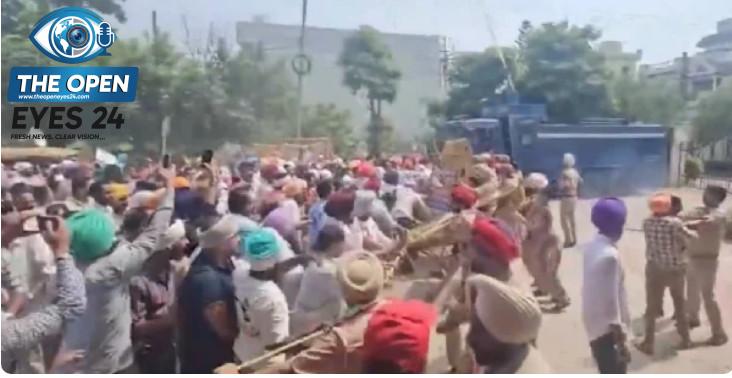 ਫੋਟੋ ਕੈਪਸ਼ਨ: ਆਪਣੀਆਂ ਬਕਾਇਆ ਤਨਖਾਹਾਂ ਅਤੇ ਨੌਕਰੀਆਂ ਰੈਗੂਲਰ ਕਰਵਾਉਣ ਲਈ ਪੰਜਾਬ ਸਰਕਾਰ ਖ਼ਿਲਾਫ਼ ਨਾਅਰੇਬਾਜ਼ੀ ਕਰਦੇ ਹੋਏ ਅਤੇ ਮੰਤਰੀ ਦੀ ਰਿਹਾਇਸ਼ ਦਾ ਘਿਰਾਓ ਕਰਨ ਦਾ ਐਲਾਨ ਕਰਦੇ ਹੋਏ ਨਰੇਗਾ ਮੁਲਾਜ਼ਮ।