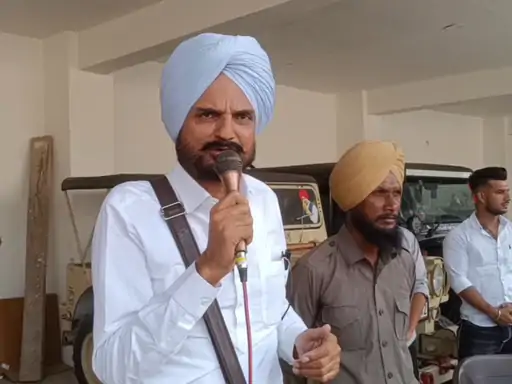  ਬੇਅਦਬੀ ਵਿਰੋਧੀ ਕਾਨੂੰਨ ਦੇ ਮੁੱਦੇ 'ਤੇ ਪੰਜਾਬ ਸਰਕਾਰ ਅਤੇ ਵਿਧਾਇਕਾਂ ਖ਼ਿਲਾਫ਼ ਤਿੱਖੀ ਬਿਆਨਬਾਜ਼ੀ ਕਰਦੇ ਹੋਏ ਮਰਹੂਮ ਗਾਇਕ ਸਿੱਧੂ ਮੂਸੇਵਾਲਾ ਦੇ ਪਿਤਾ ਬਲਕੌਰ ਸਿੰਘ।