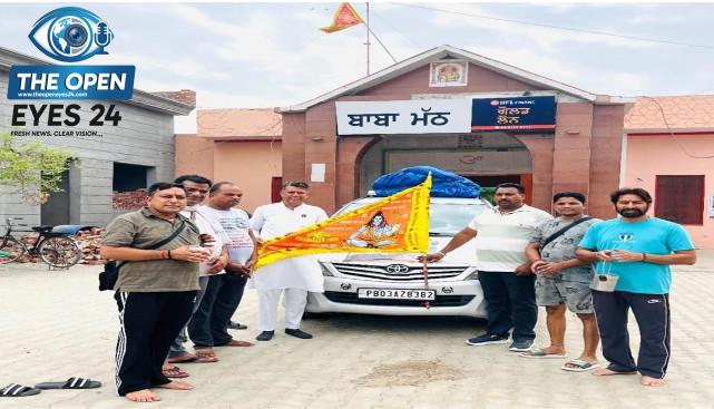 ਤਪਾ ਦੇ ਧਾਰਮਿਕ ਅਸਥਾਨ ਬਾਬਾ ਮੱਠ ਵਿਖੇ ਅਮਰਨਾਥ ਯਾਤਰਾ 'ਤੇ ਰਵਾਨਾ ਹੋਣ ਮੌਕੇ ਪੰਡਿਤ ਸੋਮਨਾਥ ਸ਼ਰਮਾ ਵੱਲੋਂ ਸ਼ਰਧਾਲੂਆਂ ਦੇ ਜੱਥੇ ਨੂੰ ਝੰਡੀ ਦੇ ਕੇ ਰਵਾਨਾ ਕੀਤੇ ਜਾਣ ਦਾ ਦ੍ਰਿਸ਼।