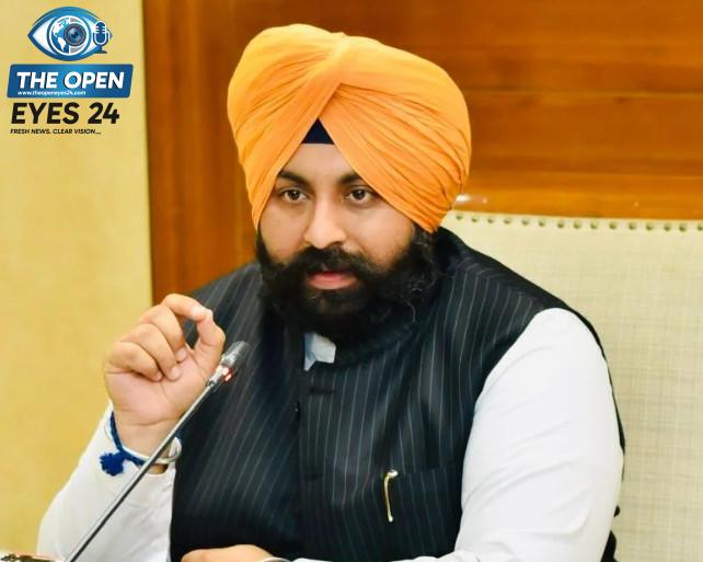 ਸਕੂਲ ਆਫ਼ ਐਮੀਨੈਂਸ ਫੀਸ ਵਾਧਾ ਮਾਮਲੇ ਵਿੱਚ ਵੱਡੀ ਕਾਰਵਾਈ: ਨਵਾਂਸ਼ਹਿਰ ਦੇ ਪ੍ਰਿੰਸੀਪਲ ਨੂੰ ਮੁਅੱਤਲ ਕਰਨ ਦਾ ਸਿੱਖਿਆ ਮੰਤਰੀ ਹਰਜੋਤ ਸਿੰਘ ਬੈਂਸ ਵੱਲੋਂ ਭਰੋਸਾ, ਵਿਰੋਧੀਆਂ ਵੱਲੋਂ ਸਰਕਾਰ ’ਤੇ ਤਿੱਖੇ ਨਿਸ਼ਾਨੇ