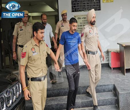 ਨੋਇਡਾ ਤੋਂ ਗ੍ਰਿਫ਼ਤਾਰ ਕੀਤੇ ਗਏ ਮੁੱਖ ਦੋਸ਼ੀ ਅਤੇ ਉਸ ਦੀ ਨਿਸ਼ਾਨਦੇਹੀ 'ਤੇ ਬਰਾਮਦ ਕੀਤੇ ਗਏ ਹਜ਼ਾਰਾਂ ਨਸ਼ੀਲੇ ਕੈਪਸੂਲਾਂ ਦੀ ਖੇਪ ਸਮੇਤ ਮੀਡੀਆ ਨੂੰ ਜਾਣਕਾਰੀ ਦਿੰਦੇ ਹੋਏ ਜ਼ੀਰਕਪੁਰ ਪੁਲਿਸ ਦੇ ਥਾਣਾ ਮੁਖੀ ਅਤੇ ਹੋਰ ਮੁਲਾਜ਼ਮ.