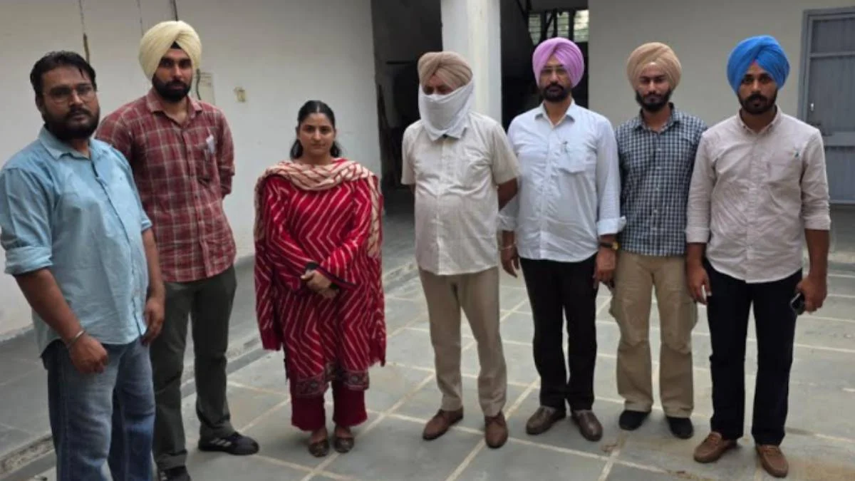  ਵਿਜੀਲੈਂਸ ਬਿਊਰੋ ਬਠਿੰਡਾ ਦੀ ਟੀਮ ਵੱਲੋਂ ਰਿਸ਼ਵਤ ਲੈਂਦੇ ਹੋਏ ਰੰਗੇ ਹੱਥੀਂ ਗ੍ਰਿਫ਼ਤਾਰ ਕੀਤਾ ਗਿਆ ਸਹਾਇਕ ਸਬ-ਇੰਸਪੈਕਟਰ ਬਲਜੀਤ ਸਿੰਘ ਪੁਲਿਸ ਹਿਰਾਸਤ ਵਿੱਚ।