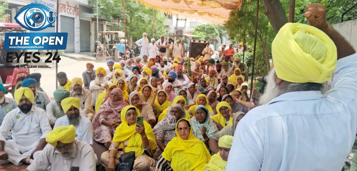 ਥਾਣਾ ਭਦੌੜ ਦੇ ਮੂਹਰੇ ਬੂਟਾ ਸਿੰਘ ਉੱਪਰ ਦਰਜ ਮੁਕੱਦਮਾ ਰੱਦ ਕਰਵਾਉਣ ਲਈ ਅਣਮਿਥੇ ਸਮੇਂ ਲਈ ਰੋਸ ਧਰਨੇ ਉੱਤੇ ਬੈਠੇ ਭਾਰਤੀ ਕਿਸਾਨ ਯੂਨੀਅਨ ਉਗਰਾਹਾਂ ਦੇ ਆਗੂ ਅਤੇ ਕਿਸਾਨ।