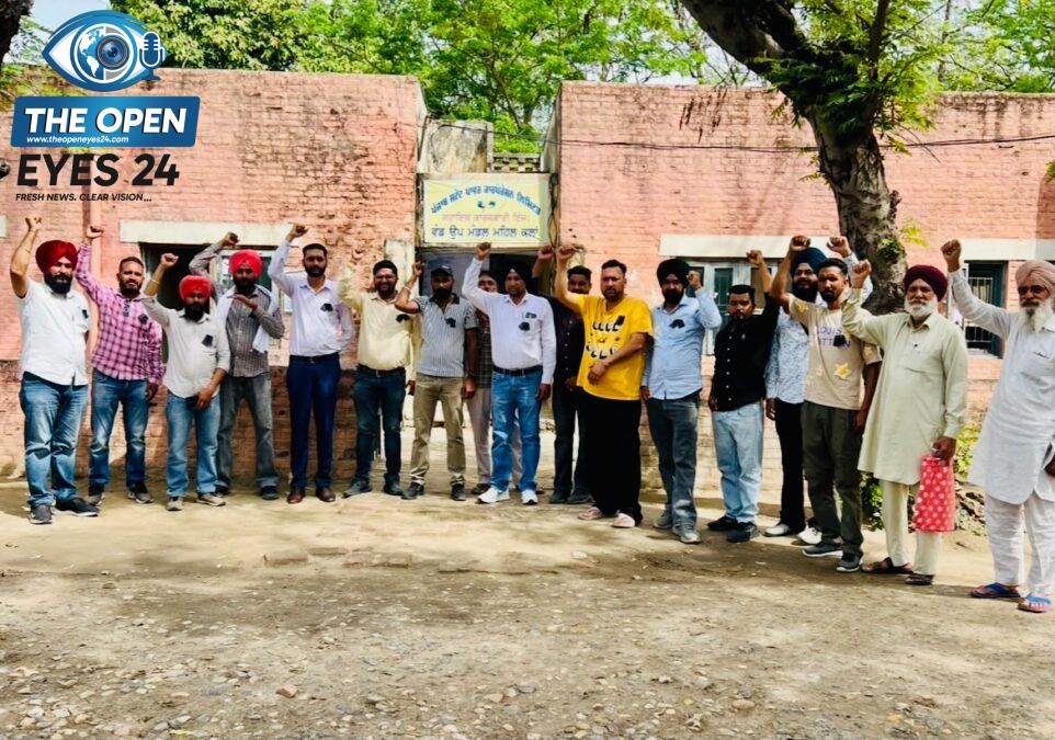 220 ਕੇਵੀ ਗਰਿੱਡ ਮਹਿਲ ਕਲਾਂ ਵਿਖੇ ਬਿਜਲੀ  ਮੁਲਾਜ਼ਮਾਂ ਦੀ ਸਾਂਝੀ ਮੀਟਿੰਗ ਦੌਰਾਨ ਸੰਬੋਧਨ ਕਰਦੇ ਆਗੂ ਅਤੇ ਹਾਜ਼ਰ ਬਿਜਲੀ ਕਰਮਚਾਰੀ।