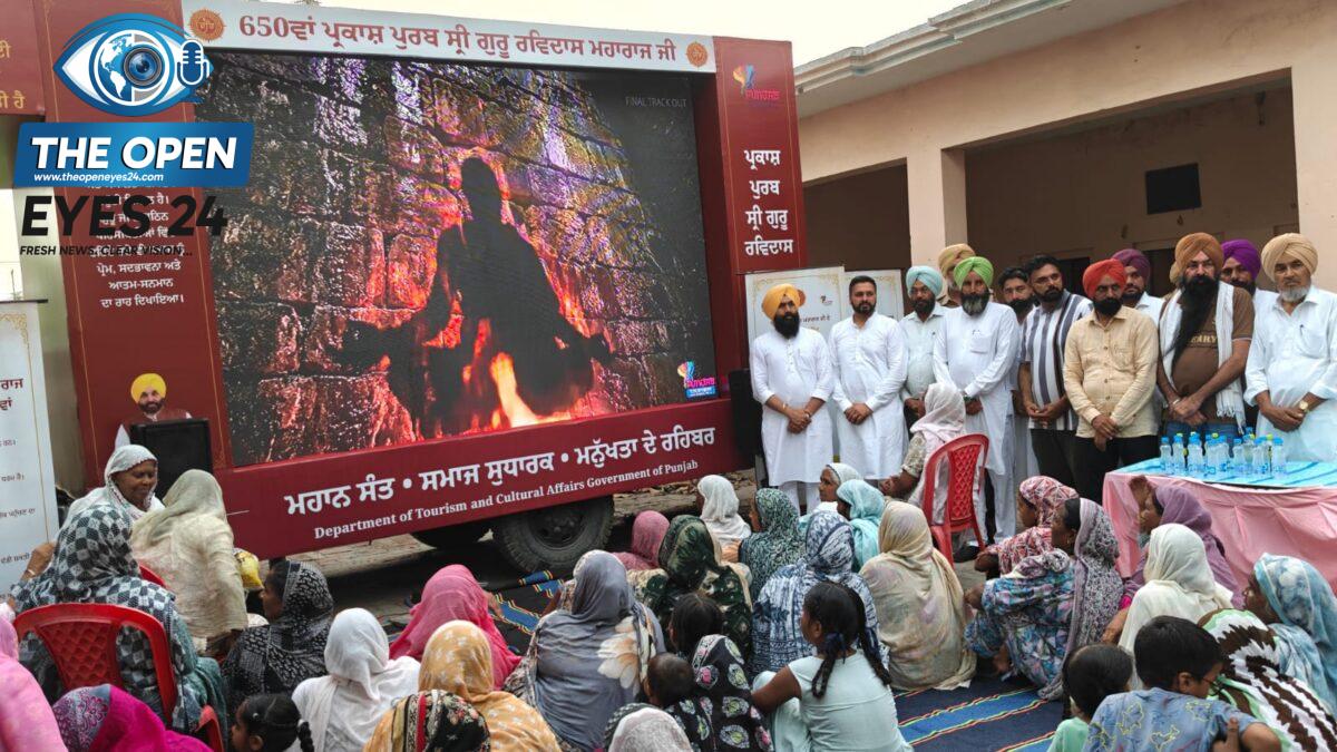 ਪਿੰਡ ਗਾਗੇਵਾਲ ਵਿਖੇ ਸ਼੍ਰੀ ਗੁਰੂ ਰਵਿਦਾਸ ਮਹਾਰਾਜ ਜੀ ਦੇ ਜੀਵਨ 'ਤੇ ਅਧਾਰਿਤ ਦਸਤਾਵੇਜ਼ੀ ਸ਼ੋਅ ਦੀ ਸ਼ੁਰੂਆਤ ਕਰਵਾਉਣ ਮੌਕੇ ਸੰਗਤ ਨੂੰ ਸੰਬੋਧਨ ਕਰਦੇ ਹੋਏ ਵਿਧਾਇਕ ਕੁਲਵੰਤ ਸਿੰਘ ਪੰਡੋਰੀ ਅਤੇ ਨਾਲ ਹਾਜ਼ਰ ਇਲਾਕਾ ਵਾਸੀ।