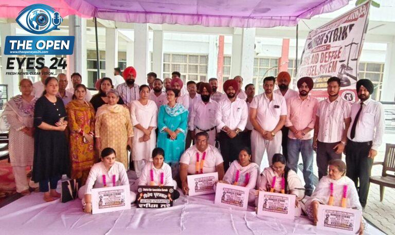 ਬਰਨਾਲਾ ਵਿਖੇ ਲੀਗਲ ਏਡ ਡਿਫ਼ੈਂਸ ਕੌਂਸਲ ਨੀਤੀ ਨੂੰ ਰੱਦ ਕਰਵਾਉਣ ਲਈ ਭੁੱਖ ਹੜਤਾਲ 'ਤੇ ਬੈਠੇ ਜ਼ਿਲ੍ਹਾ ਬਾਰ ਐਸੋਸੀਏਸ਼ਨ ਦੇ ਪ੍ਰਧਾਨ, ਮਹਿਲਾ ਵਕੀਲ ਅਤੇ ਸਮਰਥਨ ਵਿੱਚ ਨਾਅਰੇਬਾਜ਼ੀ ਕਰਦੇ ਹੋਏ ਹੋਰ ਵਕੀਲ।