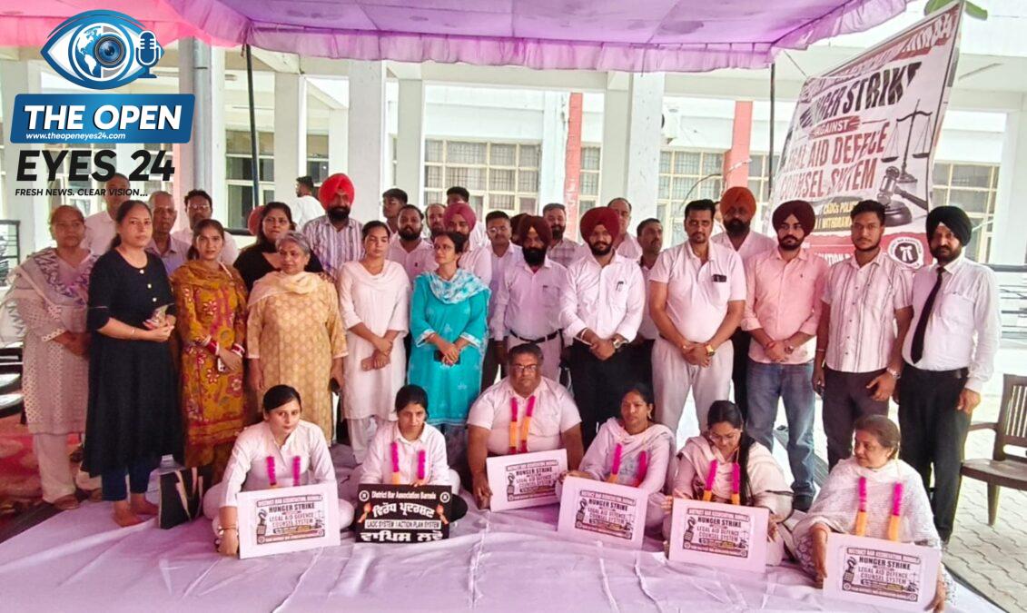ਬਰਨਾਲਾ ਵਿਖੇ ਲੀਗਲ ਏਡ ਡਿਫ਼ੈਂਸ ਕੌਂਸਲ ਨੀਤੀ ਨੂੰ ਰੱਦ ਕਰਵਾਉਣ ਲਈ ਭੁੱਖ ਹੜਤਾਲ 'ਤੇ ਬੈਠੇ ਜ਼ਿਲ੍ਹਾ ਬਾਰ ਐਸੋਸੀਏਸ਼ਨ ਦੇ ਪ੍ਰਧਾਨ, ਮਹਿਲਾ ਵਕੀਲ ਅਤੇ ਸਮਰਥਨ ਵਿੱਚ ਨਾਅਰੇਬਾਜ਼ੀ ਕਰਦੇ ਹੋਏ ਹੋਰ ਵਕੀਲ।