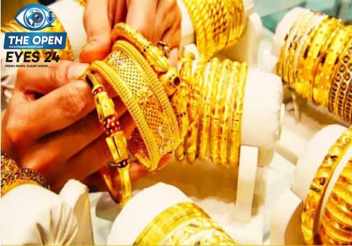 ਸਰਾਫਾ ਬਾਜ਼ਾਰ ਵਿੱਚ ਕੀਮਤਾਂ ਡਿੱਗਣ ਤੋਂ ਬਾਅਦ ਦੁਕਾਨਾਂ ਉੱਤੇ ਸੋਨੇ ਅਤੇ ਚਾਂਦੀ ਦੇ ਗਹਿਣਿਆਂ ਦੀ ਖਰੀਦਦਾਰੀ ਕਰਦੇ ਹੋਏ ਗਾਹਕ।ੌ