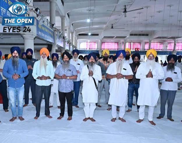 ਗੁਰਦੁਆਰਾ ਸ੍ਰੀ ਮੰਜੀ ਸਾਹਿਬ ਦੀਵਾਨ ਹਾਲ ਵਿਖੇ ਸ਼ਹੀਦ ਭਾਈ ਮਨੀ ਸਿੰਘ ਜੀ ਦੇ ਸ਼ਹੀਦੀ ਦਿਹਾੜੇ ਨੂੰ ਸਮਰਪਿਤ ਗੁਰਮਤਿ ਸਮਾਗਮ ਦੌਰਾਨ ਗੁਰਬਾਣੀ ਕੀਰਤਨ ਅਤੇ ਕਥਾ ਵਿਚਾਰ ਸਰਵਣ ਕਰਦੀਆਂ ਹੋਈਆਂ ਸ਼ਰਧਾਲੂ ਸੰਗਤਾਂ।