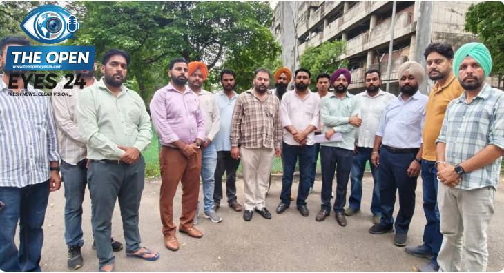 ਪੰਚਾਇਤ ਮੰਤਰੀ ਦੀ ਕੋਠੀ ਅੱਗੇ ਰੋਸ ਪ੍ਰਦਰਸ਼ਨ ਕਰਦੇ ਹੋਏ ਅਤੇ ਸਰਕਾਰ ਵਿਰੁੱਧ ਨਾਅਰੇਬਾਜ਼ੀ ਕਰਦੇ ਹੋਏ ਨਰੇਗਾ ਮੁਲਾਜ਼ਮ ਯੂਨੀਅਨ ਦੇ ਆਗੂ ਅਤੇ ਪੀੜਤ ਕਰਮਚਾਰੀ।