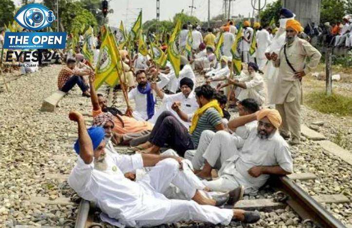 ਬੰਦੀ ਸਿੰਘਾਂ ਦੀ ਤੁਰੰਤ ਰਿਹਾਈ ਦੀ ਮੰਗ ਨੂੰ ਲੈ ਕੇ ਸਰਹਿੰਦ ਵਿਖੇ ਰੇਲਵੇ ਪਟੜੀਆਂ ‘ਤੇ ਦਰੀਆਂ ਵਿਛਾ ਕੇ ਕੇਂਦਰ ਅਤੇ ਸੂਬਾ ਸਰਕਾਰ ਖ਼ਿਲਾਫ਼ ਰੋਸ਼ ਪ੍ਰਦਰਸ਼ਨ ਕਰਦੇ ਹੋਏ ਕੌਮੀ ਇਨਸਾਫ਼ ਮੋਰਚੇ ਦੇ ਆਗੂ ਅਤੇ ਸ਼ਰਧਾਲੂ।