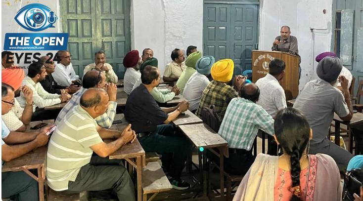 ਆਪਣੀਆਂ ਲਟਕਦੀਆਂ ਮੰਗਾਂ ਅਤੇ ਗ੍ਰਾਂਟਾਂ ਜਾਰੀ ਨਾ ਹੋਣ ਦੇ ਰੋਸ ਵਿੱਚ ਪੰਜਾਬ ਸਰਕਾਰ ਖ਼ਿਲਾਫ਼ ਨਾਅਰੇਬਾਜ਼ੀ ਕਰਦੇ ਹੋਏ ਅਤੇ ਇੱਕਵੀਂ ਜੁਲਾਈ ਦੇ ਪ੍ਰਦਰਸ਼ਨ ਦਾ ਐਲਾਨ ਕਰਦੇ ਹੋਏ ਏਡਿਡ ਸਕੂਲ ਅਧਿਆਪਕ ਅਤੇ ਪੈਨਸ਼ਨਰਜ਼ ਯੂਨੀਅਨ ਦੇ ਆਗੂ।