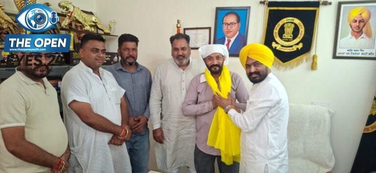 ਹਲਕਾ ਭਦੌੜ ਤੋਂ ਵਿਧਾਇਕ ਲਾਭ ਸਿੰਘ ਉੱਗੋਕੇ ਅਤੇ ਆਮ ਆਦਮੀ ਪਾਰਟੀ ਦੇ ਹੋਰ ਸੀਨੀਅਰ ਆਗੂ ਡਾਕਟਰ ਸੁਖਵਿੰਦਰ ਸੋਨੂੰ ਨੂੰ ਮੁਸਲਿਮ ਡਿਵੈਲਪਮੈਂਟ ਬੋਰਡ ਦਾ ਚੇਅਰਮੈਨ ਬਣਨ 'ਤੇ ਸਿਰੋਪਾਓ ਪਾ ਕੇ ਸਨਮਾਨਿਤ ਕਰਦੇ ਹੋਏ ਅਤੇ ਨਾਲ ਮੌਜੂਦ ਪਾਰਟੀ ਦੇ ਵਰਕਰ।