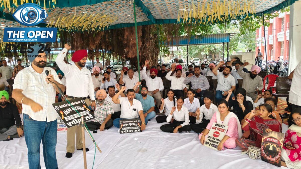 ਐੱਲ.ਏ.ਡੀ.ਸੀ ਪ੍ਰਣਾਲੀ ਦੇ ਵਿਰੋਧ ’ਚ ਬਰਨਾਲਾ ਅਦਾਲਤਾਂ ਵਿਖੇ ਵਕੀਲਾਂ ਵੱਲੋਂ ਵਿਸ਼ਾਲ ਰੋਸ ਪ੍ਰਦਰਸ਼ਨ, ਕੇਂਦਰ ਸਰਕਾਰ ਅਤੇ ਨਿਆਂ ਪ੍ਰਣਾਲੀ ਖ਼ਿਲਾਫ਼ ਕੀਤੀ ਜ਼ੋਰਦਾਰ ਨਾਅਰੇਬਾਜ਼ੀ