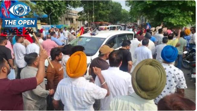 ਮਾਸਟਰਾਂ ਦੇ ਤਿੱਖੇ ਰੋਹ ਅੱਗੇ ਝੁਕਿਆ ਪ੍ਰਸ਼ਾਸਨ: ਬੀ.ਐੱਲ.ਓ. ਅਧਿਆਪਕ ਨਾਲ ਬਦਸਲੂਕੀ ਵਿਰੁੱਧ ਸੈਂਕੜੇ ਅਧਿਆਪਕਾਂ ਵੱਲੋਂ ਡਿਪਟੀ ਕਮਿਸ਼ਨਰ ਦਫ਼ਤਰ ਦਾ ਘਿਰਾਓ