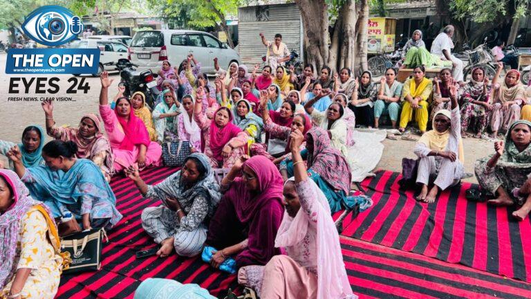 ਬਰਨਾਲਾ ਵਿਖੇ ਡਿਪਟੀ ਕਮਿਸ਼ਨਰ ਦਫ਼ਤਰ ਦੇ ਬਾਹਰ ਆਪਣੀਆਂ ਹੱਕੀ ਮੰਗਾਂ ਦੀ ਬਹਾਲੀ ਲਈ ਰੋਸ ਧਰਨਾ ਦੇ ਕੇ ਪੰਜਾਬ ਸਰਕਾਰ ਵਿਰੁੱਧ ਜ਼ੋਰਦਾਰ ਨਾਅਰੇਬਾਜ਼ੀ ਕਰਦੀਆਂ ਹੋਈਆਂ ਮਿੱਡ ਡੇ ਮੀਲ ਵਰਕਰਾਂ।