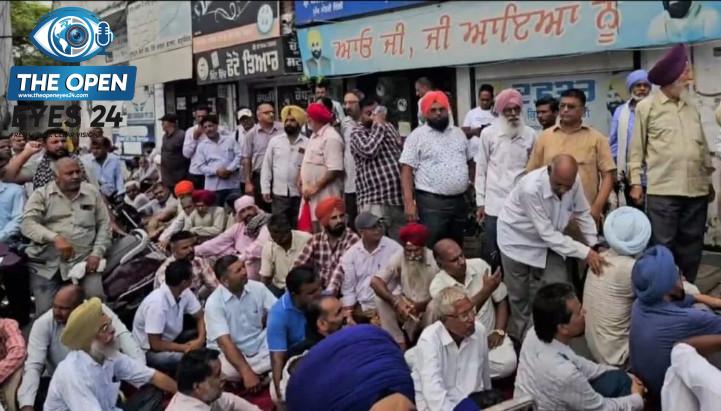 ਪੁਰਾਣੀ ਪੈਨਸ਼ਨ ਬਹਾਲੀ ਦੇ ਲੰਗੜੇ ਨੋਟੀਫਿਕੇਸ਼ਨ ਖ਼ਿਲਾਫ਼ ਰੋਸ: ਮੁਲਾਜ਼ਮਾਂ ਤੇ ਪੈਨਸ਼ਨਰਾਂ ਵੱਲੋਂ ਡਿਪਟੀ ਸਪੀਕਰ ਦੇ ਦਫ਼ਤਰ ਬਾਹਰ ਚੇਤਾਵਨੀ ਪੱਤਰ ਚਿਪਕਾਇਆ