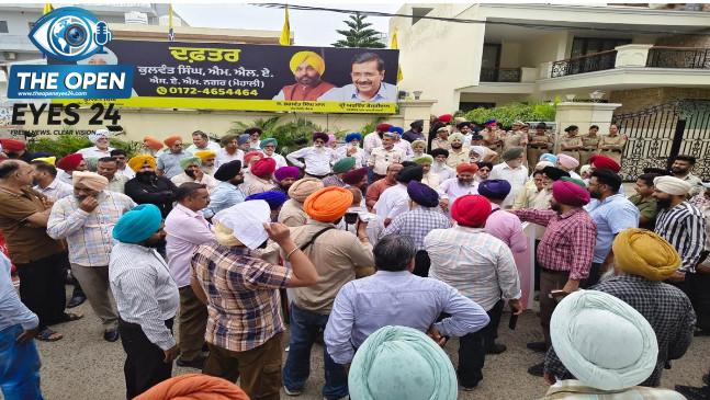  ਵਿਧਾਇਕ ਕੁਲਵੰਤ ਸਿੰਘ ਦੇ ਦਫ਼ਤਰ ਅੱਗੇ ਰੋਸ ਪ੍ਰਦਰਸ਼ਨ ਕਰਦੇ ਹੋਏ ਵੱਖ-ਵੱਖ ਮੁਲਾਜ਼ਮ ਜਥੇਬੰਦੀਆਂ ਅਤੇ ਪੈਨਸ਼ਨਰਜ਼ ਦੇ ਆਗੂ ਤੇ ਵਰਕਰ।
