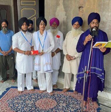 ਪਿੰਡ ਪੰਡੋਰੀ ਵਿਖੇ ਕਰਵਾਏ ਗਏ ਗੁਰਮਤਿ ਸੰਗੀਤ ਮੁਕਾਬਲਿਆਂ ਦੇ ਜੇਤੂ ਬੱਚਿਆਂ ਨੂੰ ਨਗਦ ਇਨਾਮ ਵੰਡਦੇ ਹੋਏ ਭਾਈ ਘਨੱਈਆ ਜੀ ਯੁਵਕ ਸੇਵਾਵਾਂ ਕਲੱਬ ਦੇ ਪ੍ਰਧਾਨ ਅਤੇ ਹੋਰ ਪ੍ਰਮੁੱਖ ਸ਼ਖ਼ਸੀਅਤਾਂ।