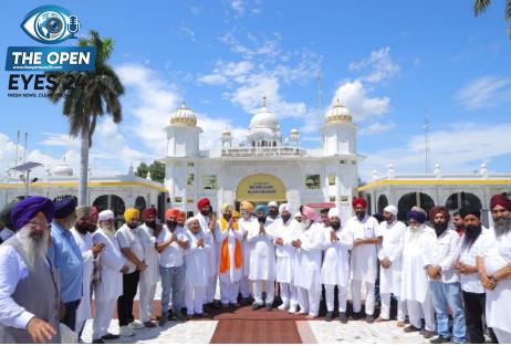 ਟਨਕਪੁਰ-ਤਖ਼ਤ ਸ੍ਰੀ ਹਜ਼ੂਰ ਸਾਹਿਬ ਹਫ਼ਤਾਵਾਰੀ ਐਕਸਪ੍ਰੈੱਸ ਰੇਲ ਗੱਡੀ ਨੂੰ ਹਰੀ ਝੰਡੀ ਦਿਖਾ ਕੇ ਰਵਾਨਾ ਕਰਦੇ ਹੋਏ ਕੇਂਦਰੀ ਰਾਜ ਮੰਤਰੀ ਸਰਦਾਰ ਰਵਨੀਤ ਸਿੰਘ ਬਿੱਟੂ ਅਤੇ ਹੋਰ ਪਤਵੰਤੇ ਸੱਜਣ।