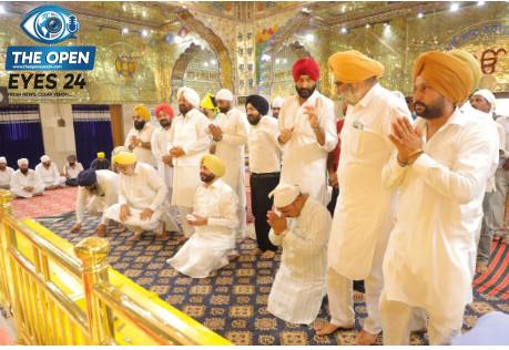 ਟਨਕਪੁਰ-ਤਖ਼ਤ ਸ੍ਰੀ ਹਜ਼ੂਰ ਸਾਹਿਬ ਹਫ਼ਤਾਵਾਰੀ ਐਕਸਪ੍ਰੈੱਸ ਰੇਲ ਗੱਡੀ ਨੂੰ ਹਰੀ ਝੰਡੀ ਦਿਖਾ ਕੇ ਰਵਾਨਾ ਕਰਦੇ ਹੋਏ ਕੇਂਦਰੀ ਰਾਜ ਮੰਤਰੀ ਸਰਦਾਰ ਰਵਨੀਤ ਸਿੰਘ ਬਿੱਟੂ ਅਤੇ ਹੋਰ ਪਤਵੰਤੇ ਸੱਜਣ।