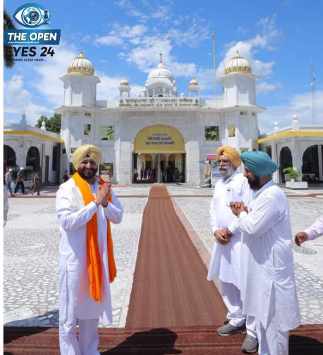 ਟਨਕਪੁਰ-ਤਖ਼ਤ ਸ੍ਰੀ ਹਜ਼ੂਰ ਸਾਹਿਬ ਹਫ਼ਤਾਵਾਰੀ ਐਕਸਪ੍ਰੈੱਸ ਰੇਲ ਗੱਡੀ ਨੂੰ ਹਰੀ ਝੰਡੀ ਦਿਖਾ ਕੇ ਰਵਾਨਾ ਕਰਦੇ ਹੋਏ ਕੇਂਦਰੀ ਰਾਜ ਮੰਤਰੀ ਸਰਦਾਰ ਰਵਨੀਤ ਸਿੰਘ ਬਿੱਟੂ ਅਤੇ ਹੋਰ ਪਤਵੰਤੇ ਸੱਜਣ।