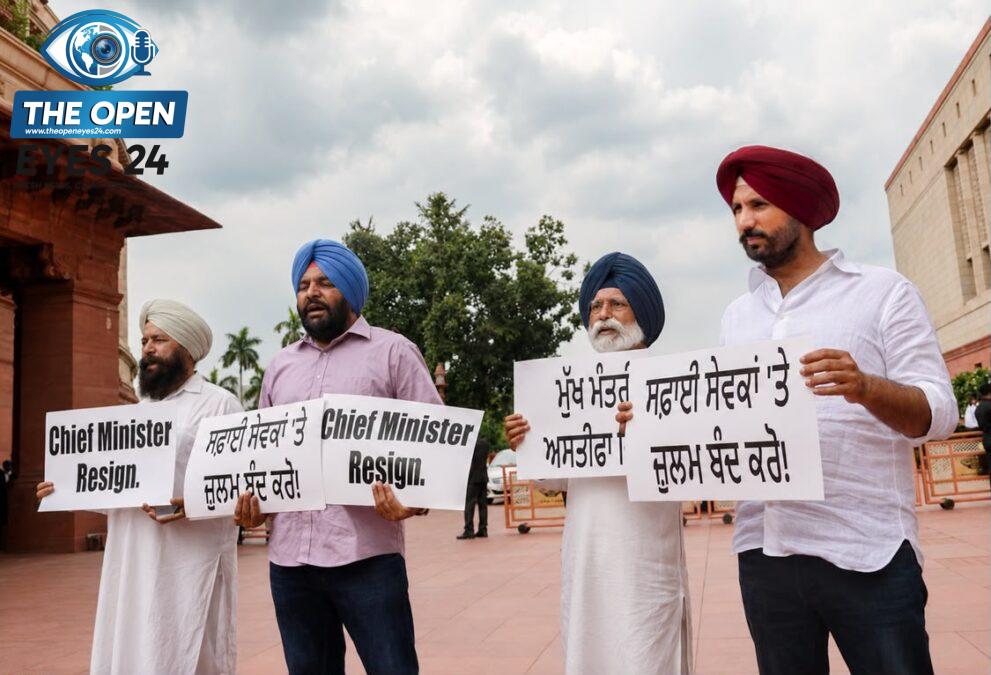 ਪੇਪਰ ਲੀਕ ਮਾਮਲੇ ਅਤੇ ਸਫ਼ਾਈ ਕਰਮਚਾਰੀਆਂ ਦੀਆਂ ਮੰਗਾਂ ਨੂੰ ਲੈ ਕੇ ਦੇਸ਼ ਦੇ ਸੰਸਦ ਭਵਨ ਦੇ ਬਾਹਰ ਹੱਥਾਂ ਵਿੱਚ ਤਖ਼ਤੀਆਂ ਫੜ ਕੇ ਰੋਸ ਪ੍ਰਦਰਸ਼ਨ ਕਰਦੇ ਹੋਏ ਪੰਜਾਬ ਕਾਂਗਰਸ ਦੇ ਸੰਸਦ ਮੈਂਬਰ।