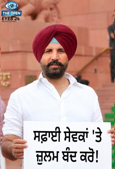  ਪੇਪਰ ਲੀਕ ਮਾਮਲੇ ਅਤੇ ਸਫ਼ਾਈ ਕਰਮਚਾਰੀਆਂ ਦੀਆਂ ਮੰਗਾਂ ਨੂੰ ਲੈ ਕੇ ਦੇਸ਼ ਦੇ ਸੰਸਦ ਭਵਨ ਦੇ ਬਾਹਰ ਹੱਥਾਂ ਵਿੱਚ ਤਖ਼ਤੀਆਂ ਫੜ ਕੇ ਰੋਸ ਪ੍ਰਦਰਸ਼ਨ ਕਰਦੇ ਹੋਏ ਪੰਜਾਬ ਕਾਂਗਰਸ ਦੇ ਸੰਸਦ ਮੈਂਬਰ।