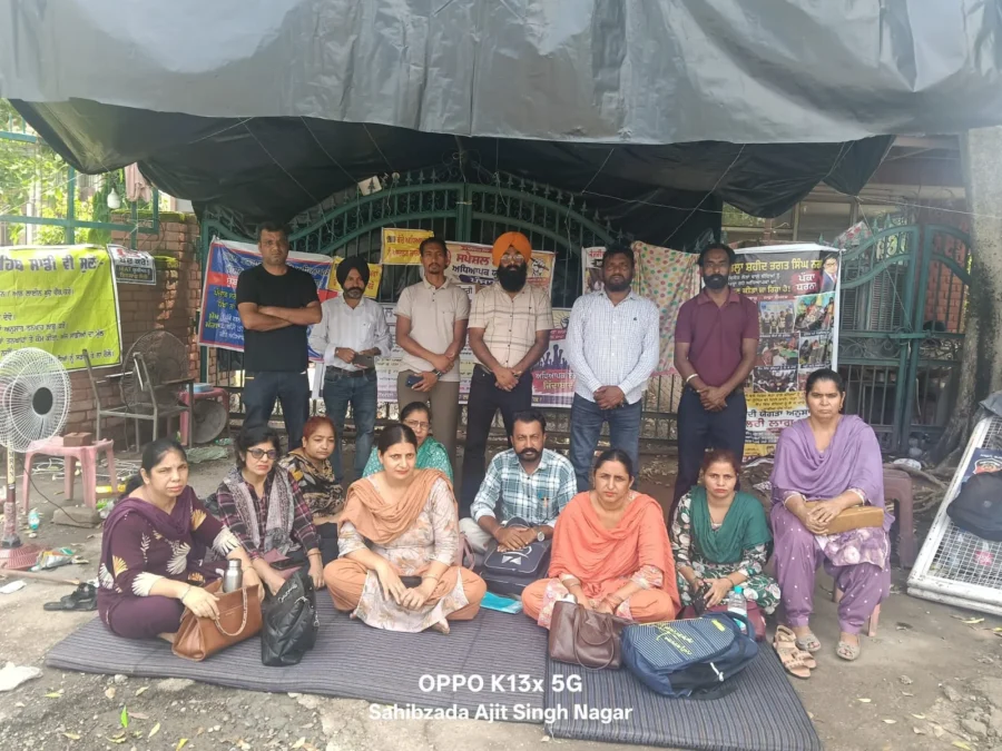 ਸਿੱਖਿਆ ਵਿਭਾਗ ਦੇ ਦਫ਼ਤਰ ਅੱਗੇ ਛੇਵੇਂ ਦਿਨ ਧਰਨੇ ਦੌਰਾਨ ਸਰਕਾਰ ਵਿਰੁੱਧ ਨਾਅਰੇਬਾਜ਼ੀ ਕਰਦੇ ਹੋਏ ਸਪੈਸ਼ਲ ਕੇਡਰ ਅਧਿਆਪਕ ਜਥੇਬੰਦੀ ਪੰਜਾਬ ਦੇ ਆਗੂ ਅਤੇ ਅਧਿਆਪਕ।