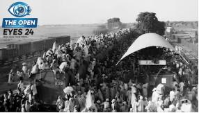 ਆਜ਼ਾਦੀ ਦੇ ਤਿੰਨ ਦਿਨ ਬਾਅਦ ਅਠਾਰਾਂ ਅਗਸਤ ਨੂੰ ਮੁੜ ਭਾਰਤ ਵਿੱਚ ਸ਼ਾਮਲ ਹੋਣ 'ਤੇ ਜ਼ਿਲ੍ਹਾ ਹੈੱਡਕੁਆਰਟਰ 'ਤੇ ਤਿਰੰਗਾ ਲਹਿਰਾਉਂਦੇ ਹੋਏ ਲੋਕ।