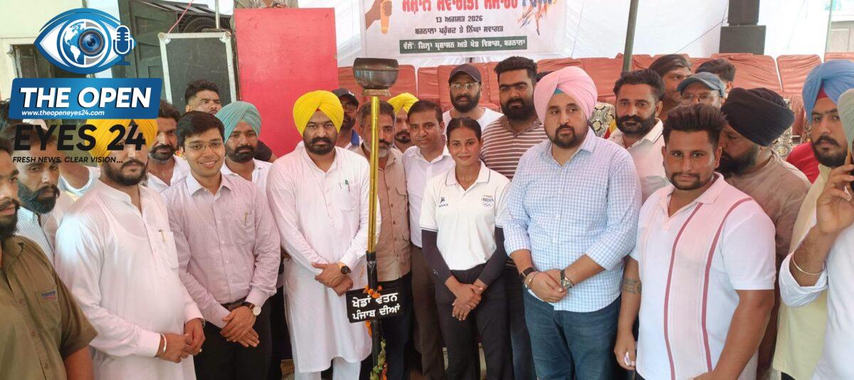 ਜ਼ਿਲ੍ਹਾ ਬਰਨਾਲਾ ਵਿੱਚ 'ਖੇਡਾਂ ਵਤਨ ਪੰਜਾਬ ਦੀਆਂ' ਦੇ ਸੀਜ਼ਨ-4 ਦੀ ਮਸ਼ਾਲ ਦਾ ਸਵਾਗਤ ਕਰਦੇ ਹੋਏ ਵਿਧਾਇਕ ਲਾਭ ਸਿੰਘ ਉੱਗੋਕੇ, ਹਲਕਾ ਇੰਚਾਰਜ ਹਰਿੰਦਰ ਸਿੰਘ ਧਾਲੀਵਾਲ, ਪ੍ਰਸ਼ਾਸਨਿਕ ਅਧਿਕਾਰੀ ਅਤੇ ਨਾਮਵਰ ਖਿਡਾਰੀ।